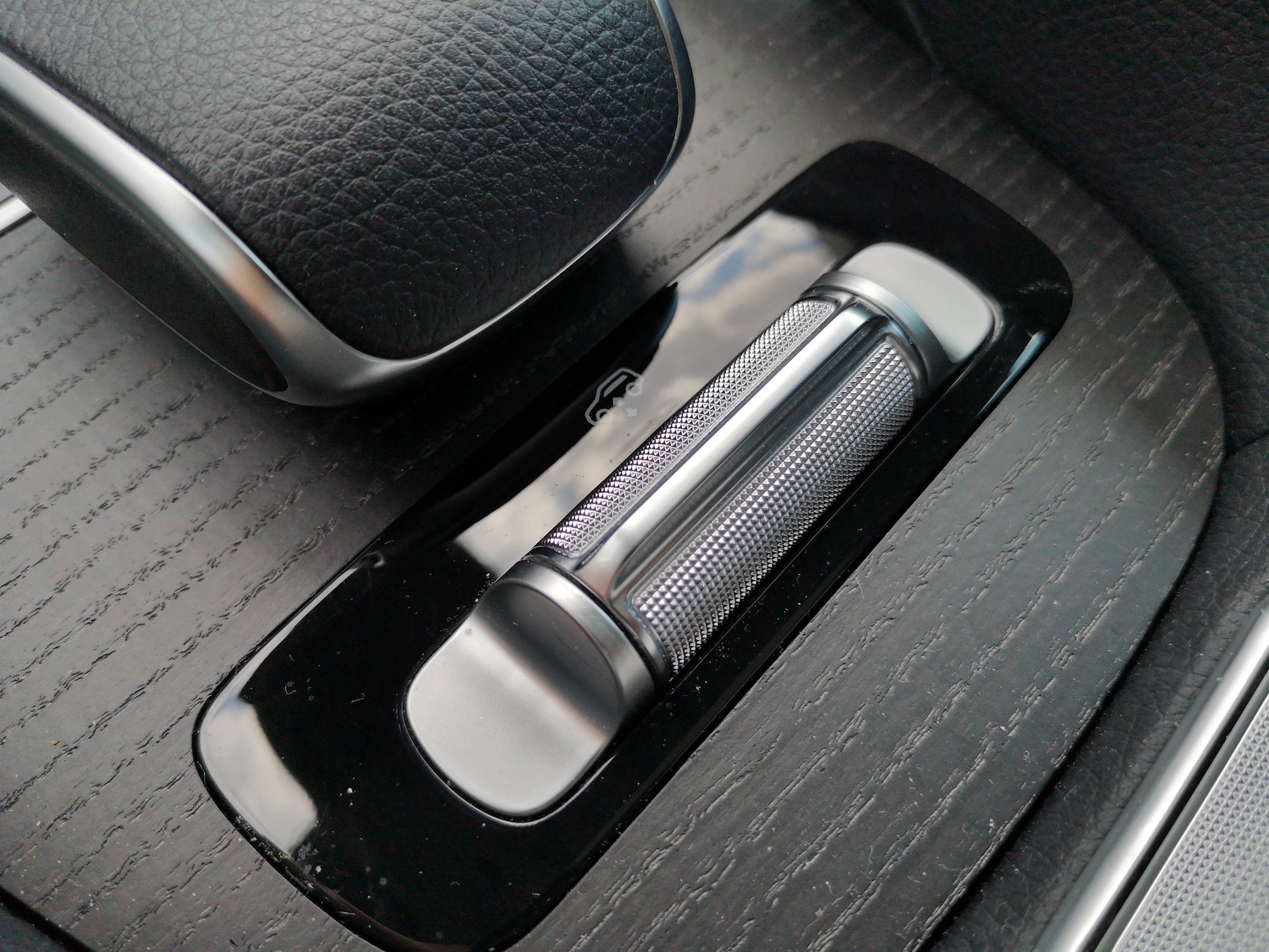 Mercedes GLE SUV 300d 4Matic: zawieszenie pneumatyczne (opcja) pozwala na korygowanie prześwitu podczas jazdy