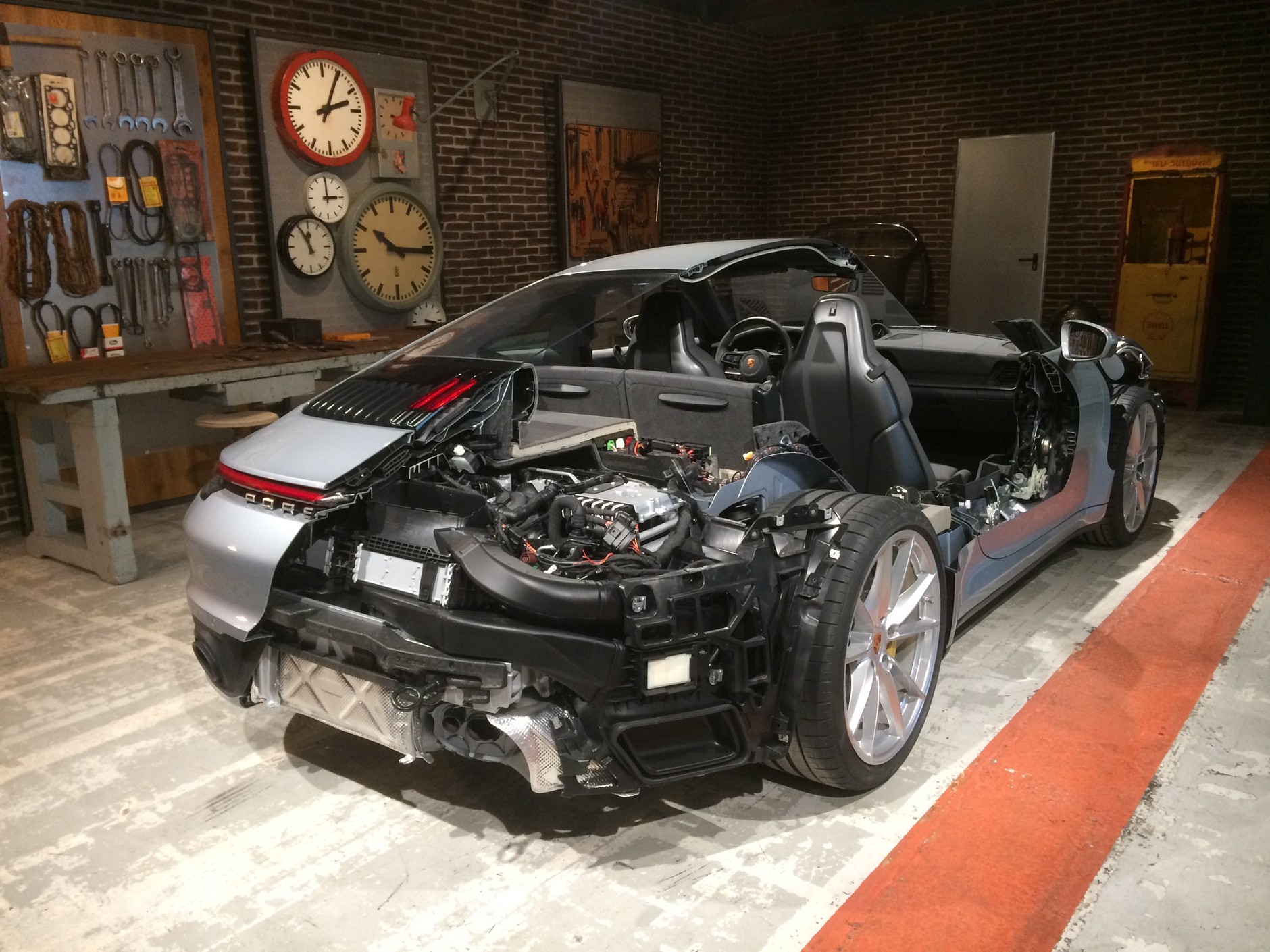 Porsche 911 (992) cutaway