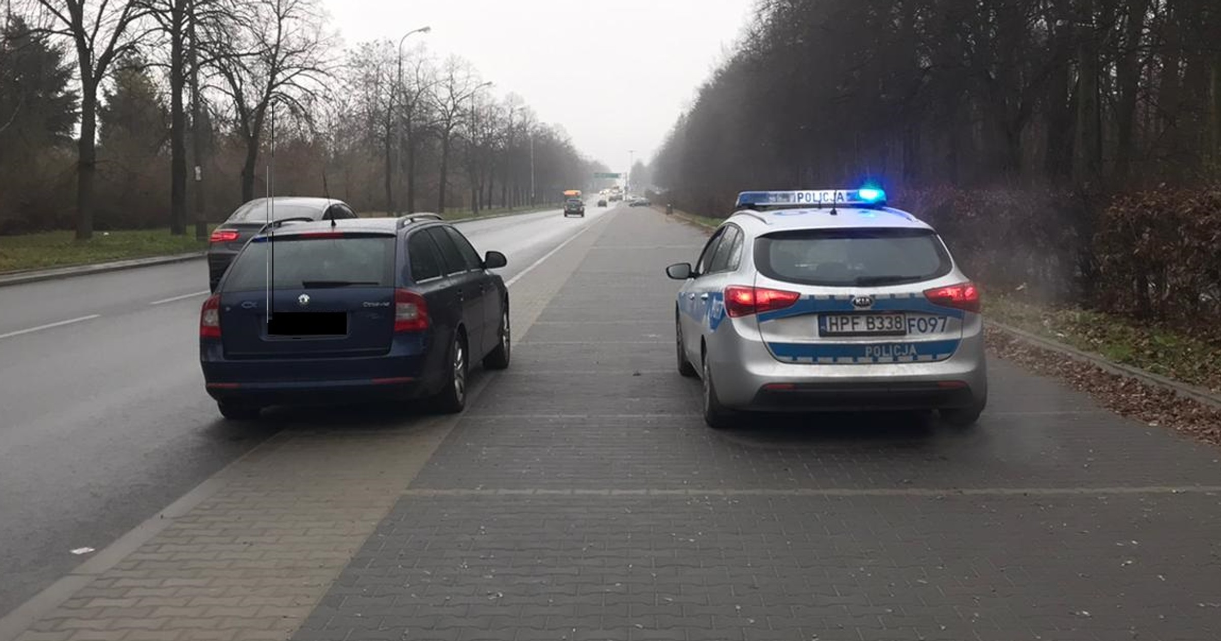 Prowadząc auto, robił zdjęcia policjantom