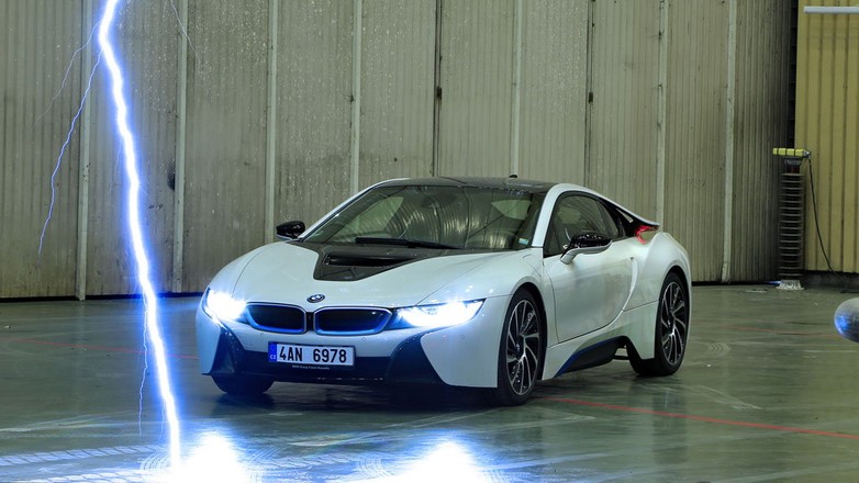 BMW i8 - samochód z piorunującym wrażeniem
