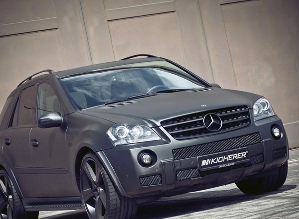 Złowieszczo matowy Mercedes ML