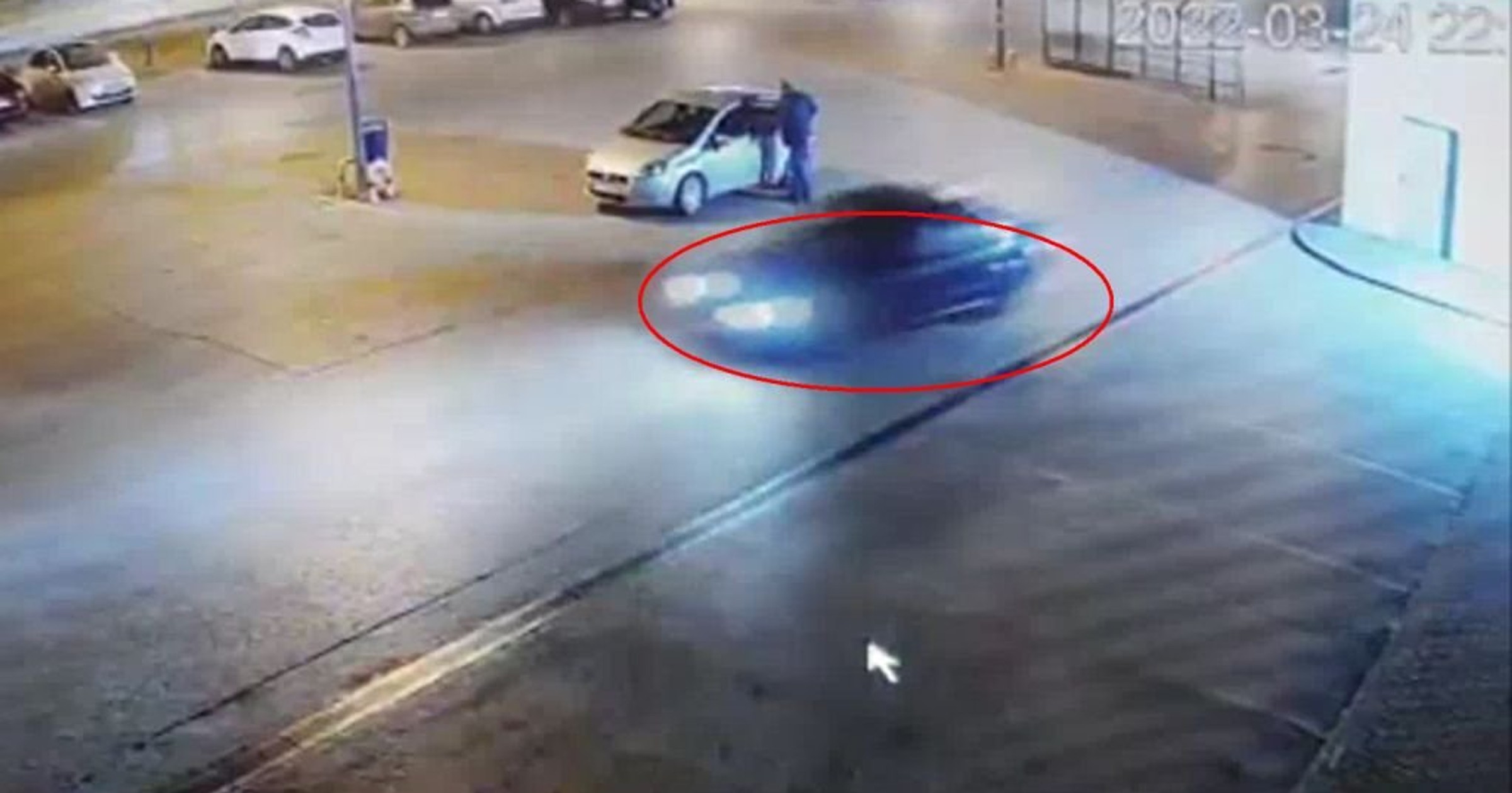 24-latek ćwiczył na ogólnodostępnym parkingu "jazdę bokiem"