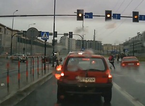 Piesza wbiegła przed pędzące BMW - cud, że nikt nie zginął