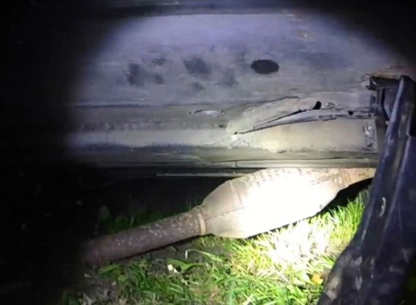 Policjanci złapali na gorącym uczynku złodziei wycinających katalizator. Nagranie z interwencji