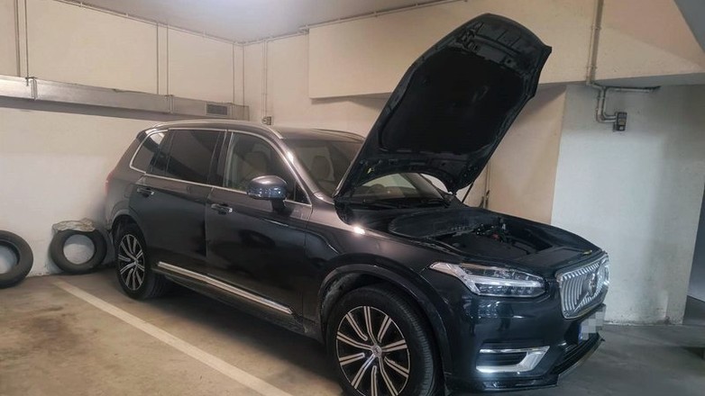 Policjanci odzyskali skradzione we Wrocławiu Volvo XC90 i Mercedesa GLE