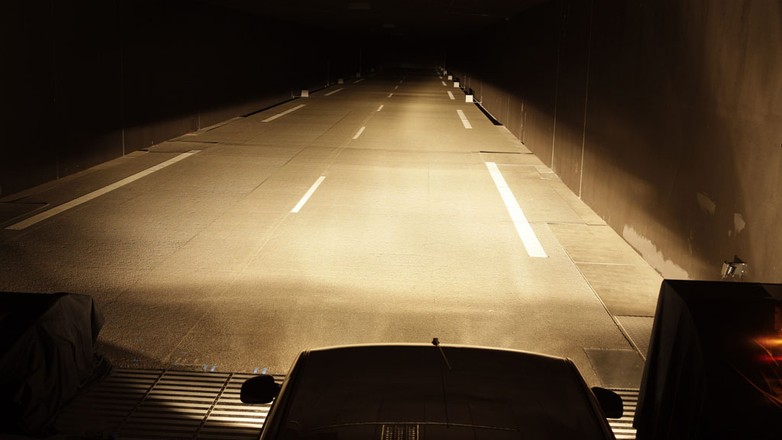 Test żarówek H4 - wszystkie żarówki wyglądają podobnie, ale każda świeci inaczej!