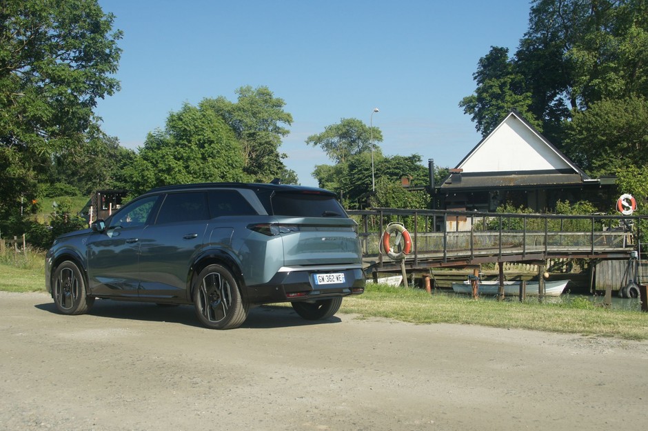 Peugeot E-5008 to kawał samochodu. Waży prawie 2,3 tony