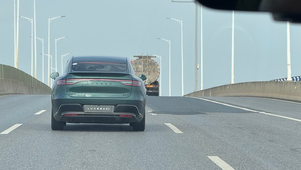 Turkusowe światło w samochodzie to jasny sygnał. Można je już spotkać na drogach