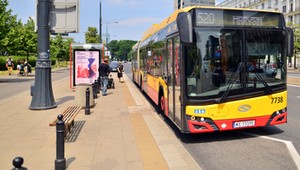 Omijanie autobusu w zatoczce zgodne z przepisami. Za to też można dostać mandat