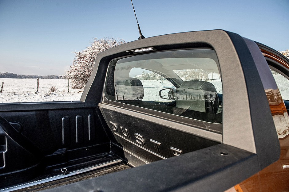 Dacia-Duster-Pickup – szyny do mocowania ładunku i oświetlenie paki mają być  w standardowym wyposażeniu.