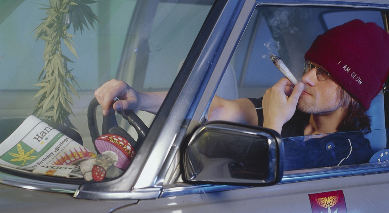 Palił „zioło” stojąc w korku, wyczuł go policjant