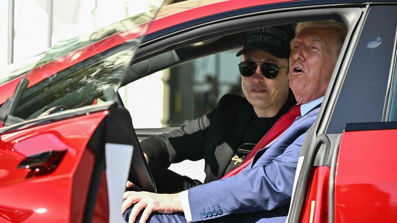 Donald Trump i Elon Musk w Tesli (2025 r.)