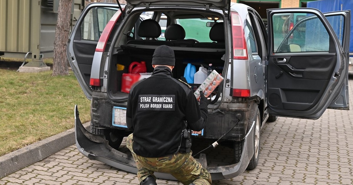 Nielegalne papierowy ukryte pod bagażnikiem samochodu