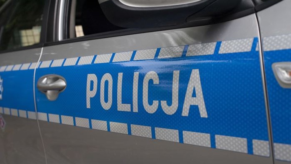 Przez trzy godziny siedziała na przystanku z dwójką dzieci. Wszystko widział kierowca autobusu