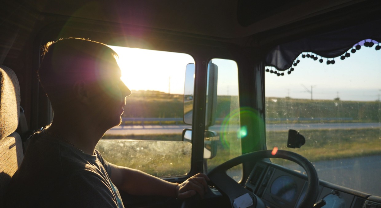Kierowca ciężarówki opowiedział mi, co znaczy "jazda na pauzie". Rzeczywistość w branży transportowej jest szokująca