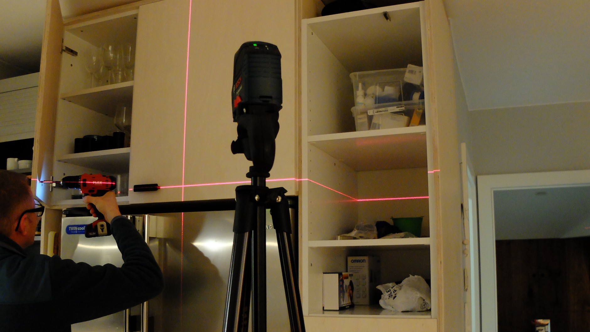 Nawet przy tak drobnym zadaniu jak montaż uchwytów do szafek laser krzyżowy bardzo się przydaje