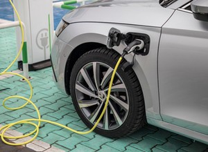 Unia chce zamknąć producentom kolejną furtkę emisyjną. Chodzi o hybrydy plug-in