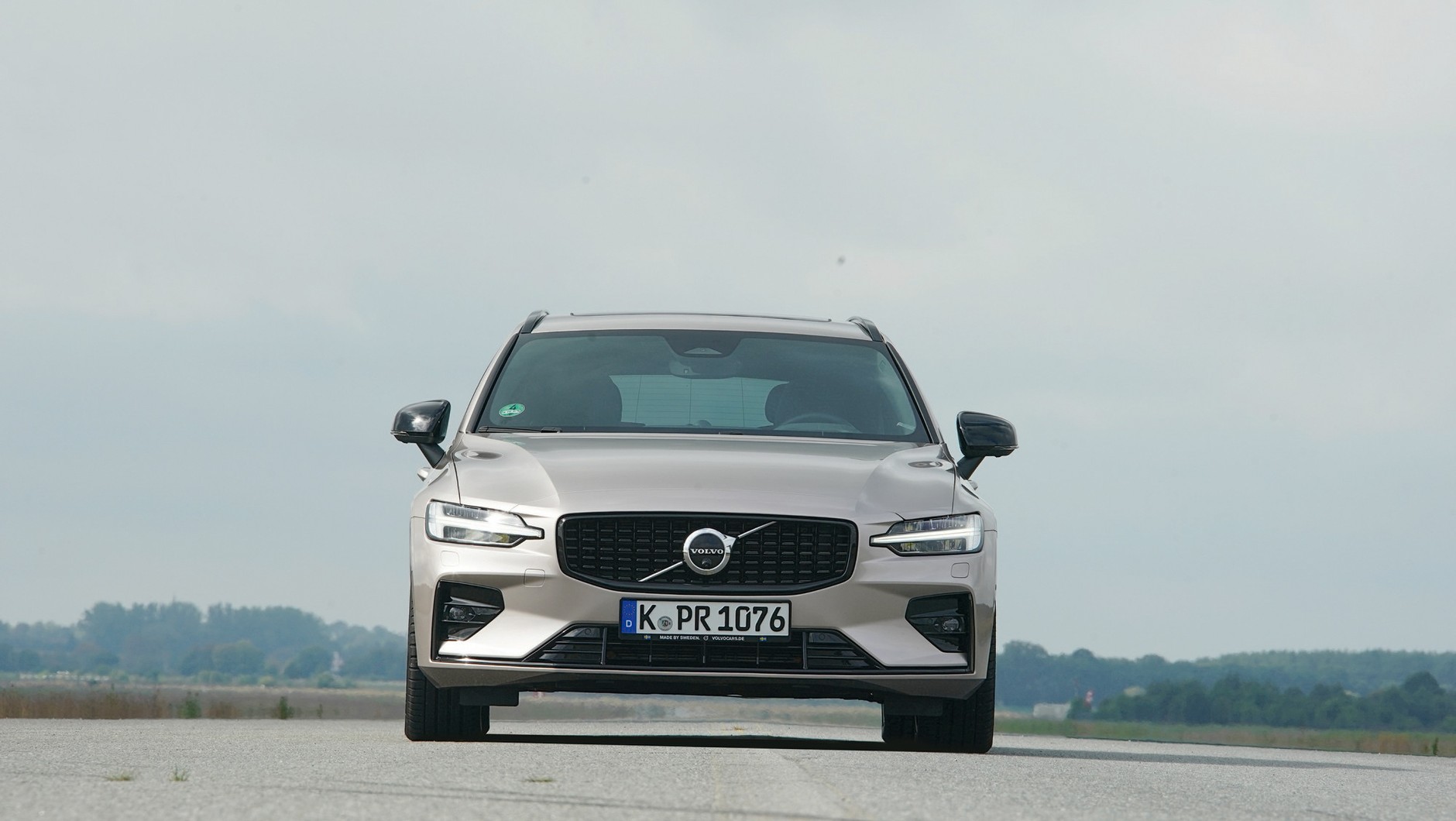 Volvo V60 2022 - jakiś czas temu Volvo wymyśliło sobie swój charakterystyczny "podpis" optyczny w postaci lamp LED, które oglądacie. W międzyczasie ktoś już ten wzór skopiował. Wiecie już, o jaką markę chodzi? Zupełnie nie premium?