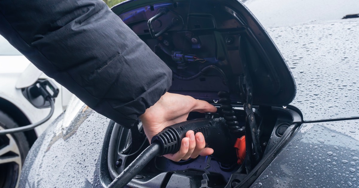 Ładowanie samochodu elektrycznego w deszczu