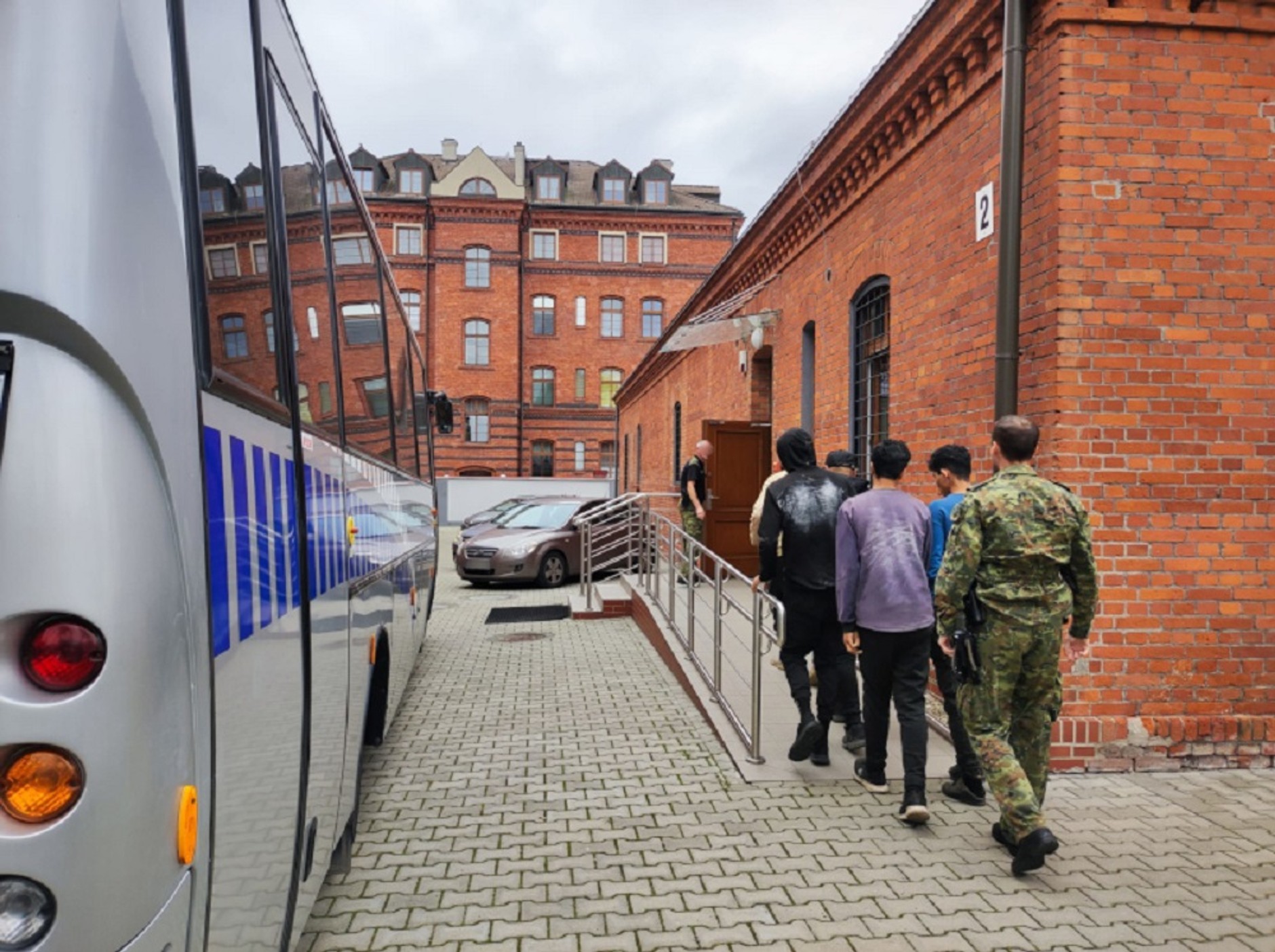 Pojazd "kuriera" i cudzoziemcy zostali przekazani Straży Granicznej