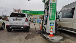 Co kupisz na stacji benzynowej? Jak sprawdzić ceny paliw?