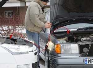Kable rozruchowe, łańcuchy i skrobaczka. Te akcesoria warto mieć zimą w aucie