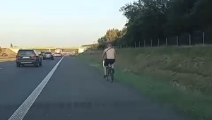 Za mocno wziął sobie do serca "dzień bez samochodu". Policjanci złapali go na autostradzie [WIDEO]