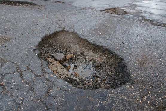 Wyboje, uszkodzone koła, urwane elementy zawieszenia