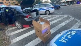 Kartony z narkotykami w aucie przewozu osób. 