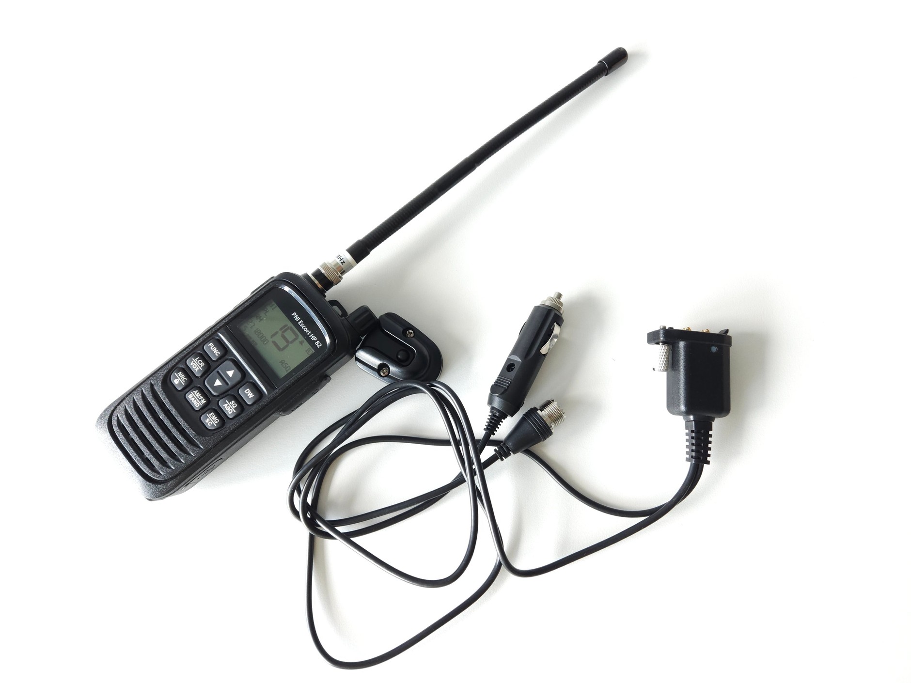 PNI Escort HP 82 to radio ręczne z przejściówką do montażu w aucie.