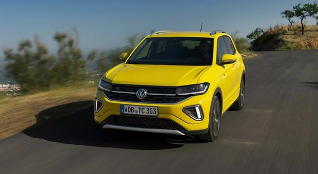 Odświeżony Volkswagen T-Cross wjeżdża do salonów. Zmieścił się w "stówce"? [Ceny]