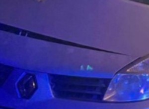 Młody kierowca "nie opanował" pojazdu. Pasażerka trafiła do szpitala