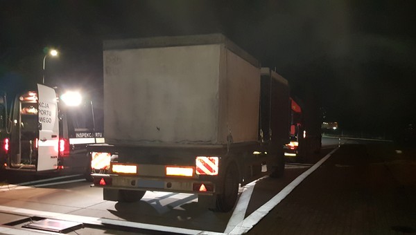 Inspektorzy ITD sprawdzali przyczepy. Tablica wydała im się podejrzana