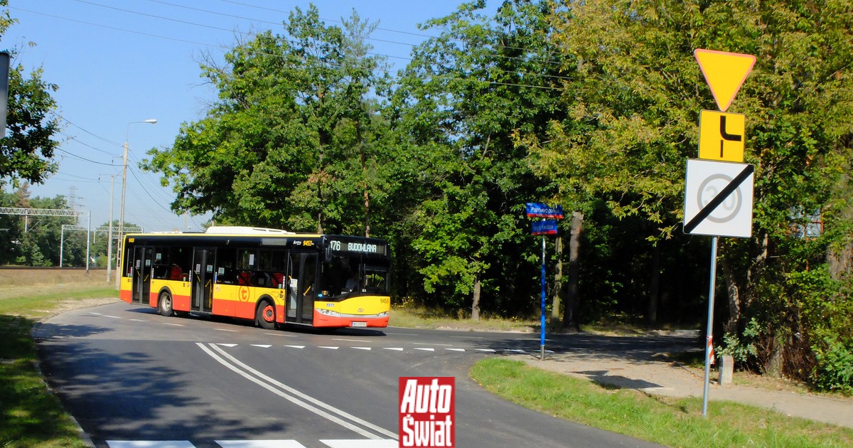Droga z pierwszeństwem skręca, a podporządkowana prowadzi na wprost. Co z kierunkowskazem?