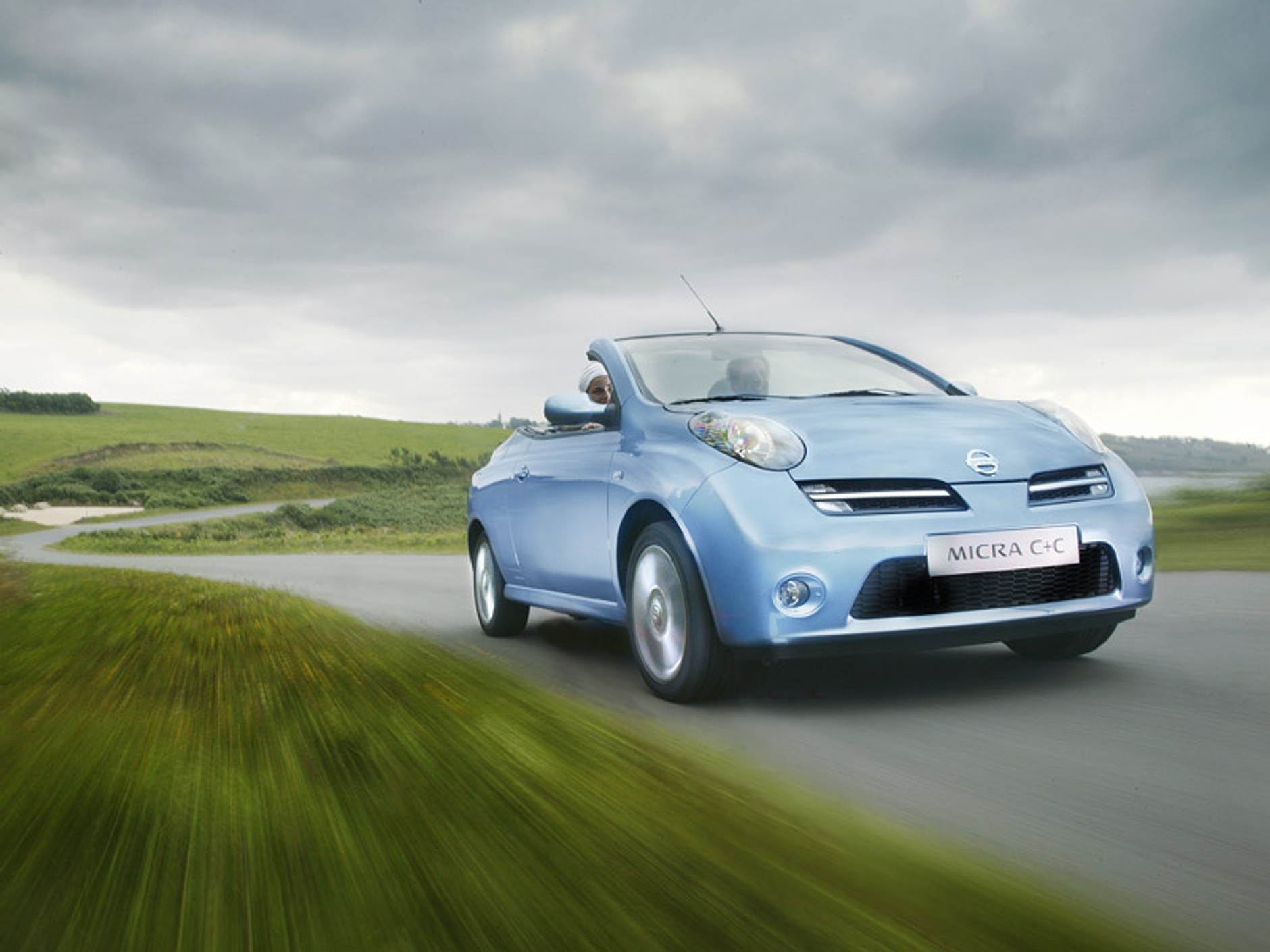 Świat zwariował: Nissan Micra C+C z Wlk. Brytanii do Japonii