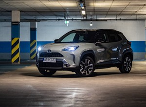 Trzy największe hity Toyoty mają nowe ceny. Sprawdzamy wyprzedaż rocznika
