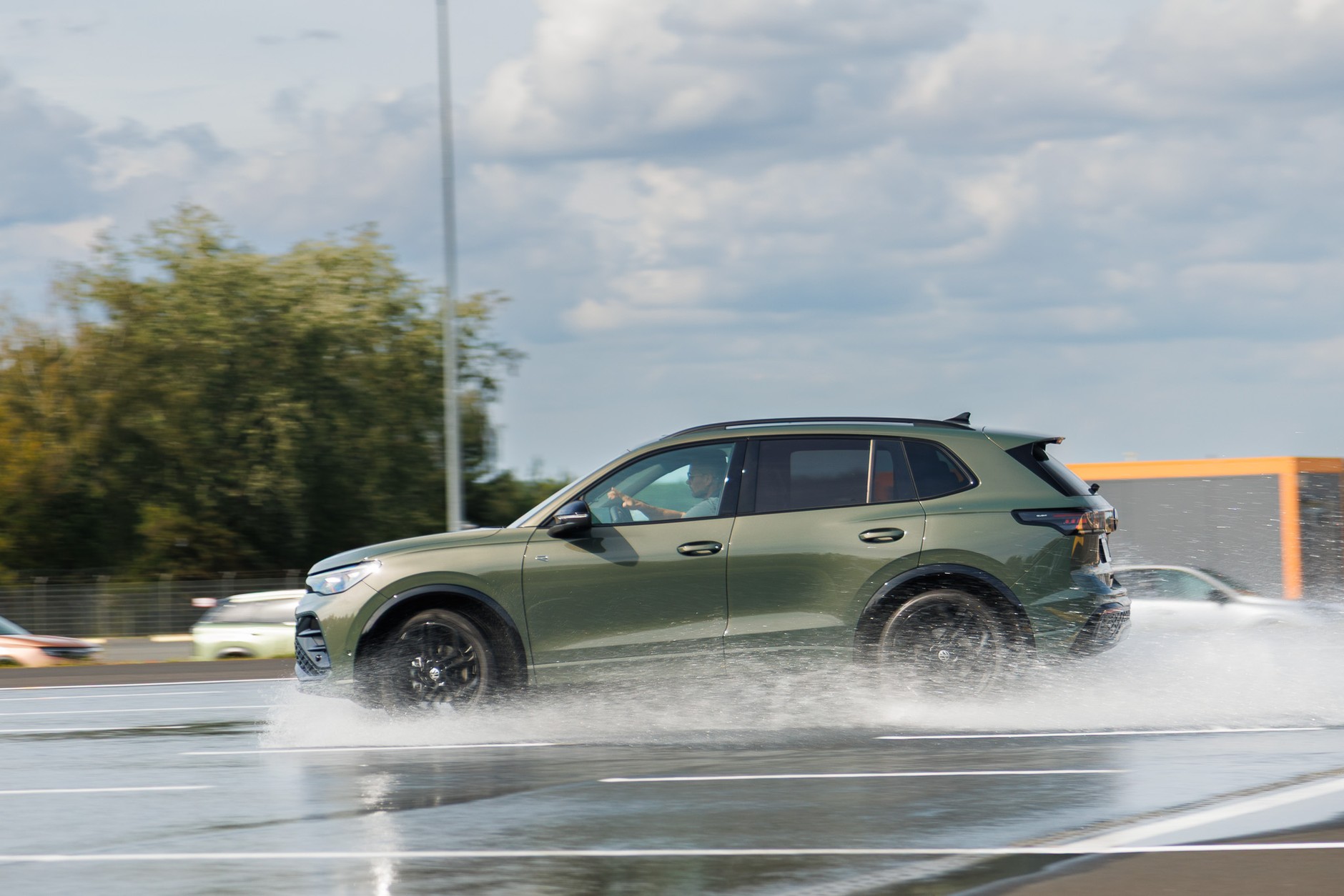Volkswagen Tiguan podczas próby na szarpaku był stabilny, ale zatrzymał się dopiero na 60. metrze