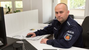 Policjant po służbie uratował życie kierowcy, którego auto dachowało