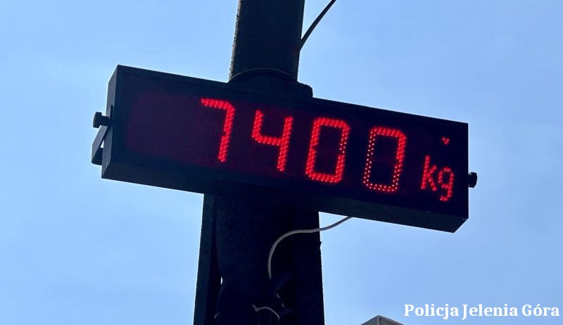 Policjanci zatrzymali Iveco. Było przeładowane o 4 tony