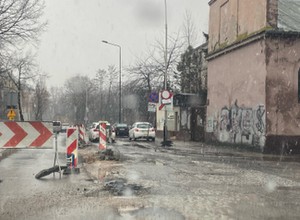 Remonty dróg i objazdy wydłużają czas dojazdu. Gdzie natkniemy się na utrudnienia?
