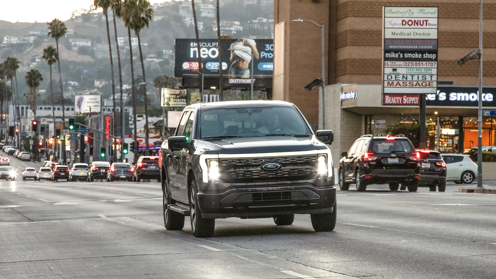 Ford F-150 Lightning. Elektryczny pikap Forda dobrze czuje się w wielkim mieście, tu na Sunset Boulevard w Hollywood