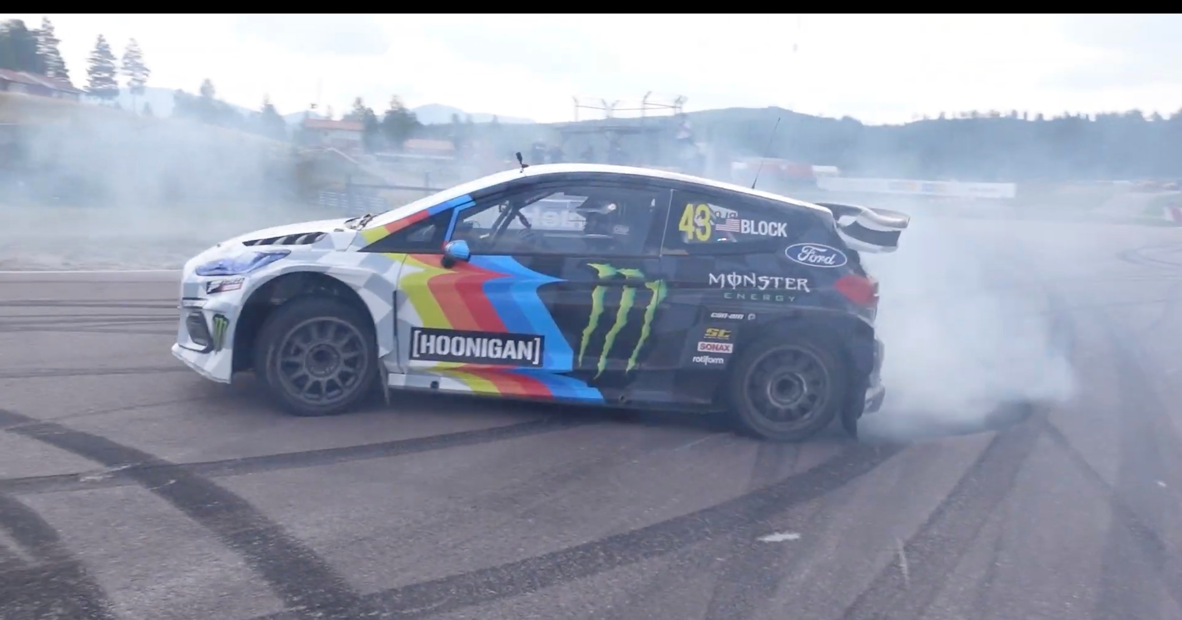 Ken Block testuje elektrycznego Forda Fiestę ERX