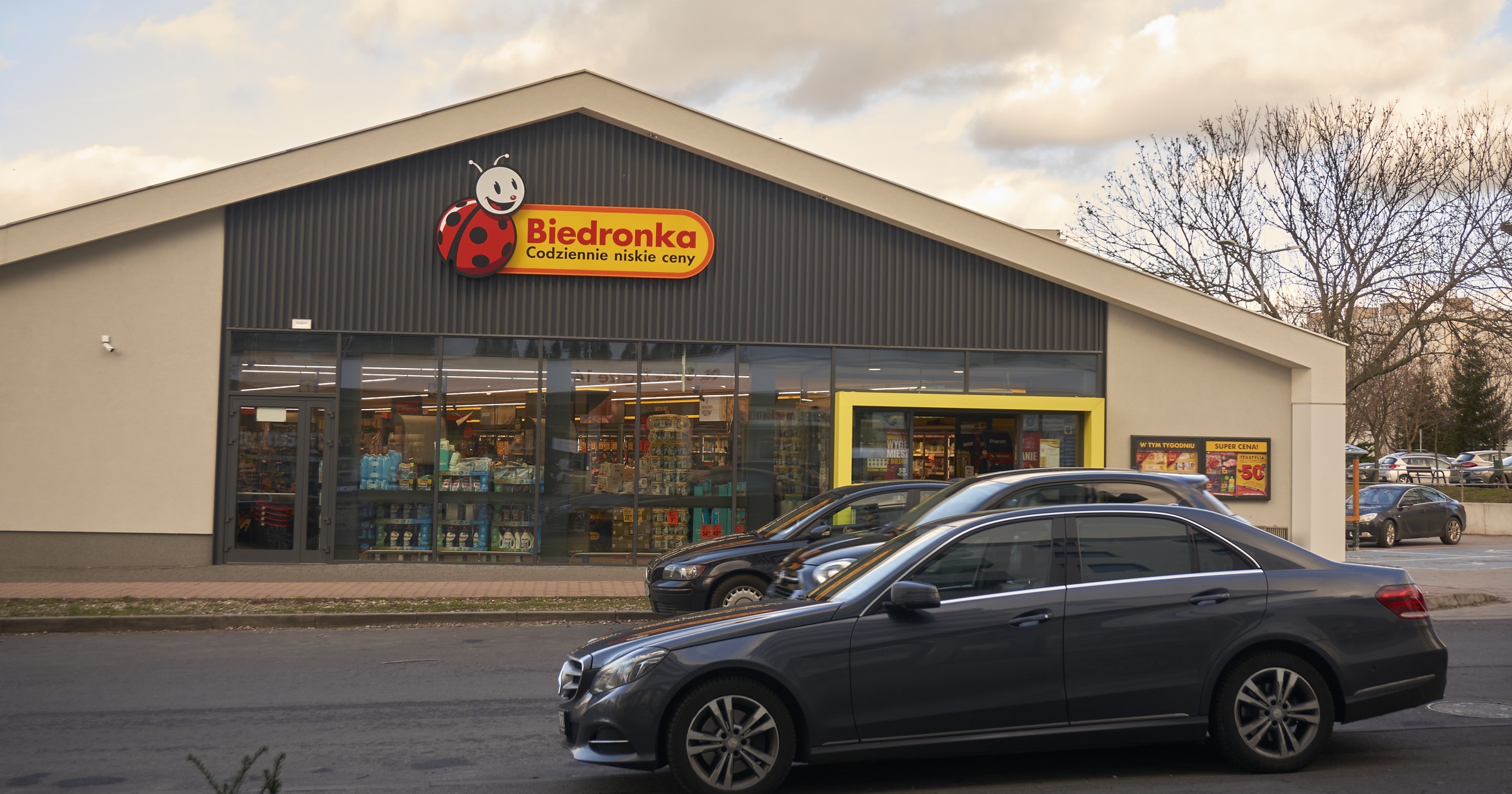 Parking pod sklepem Biedronka