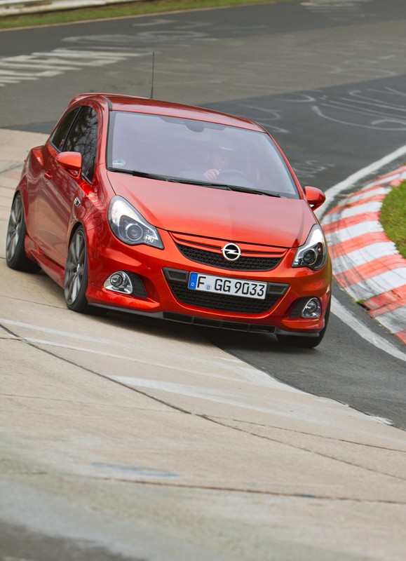 Wyjątkowy Vauxhall/Opel Corsa przyłapany na Nürburgringu