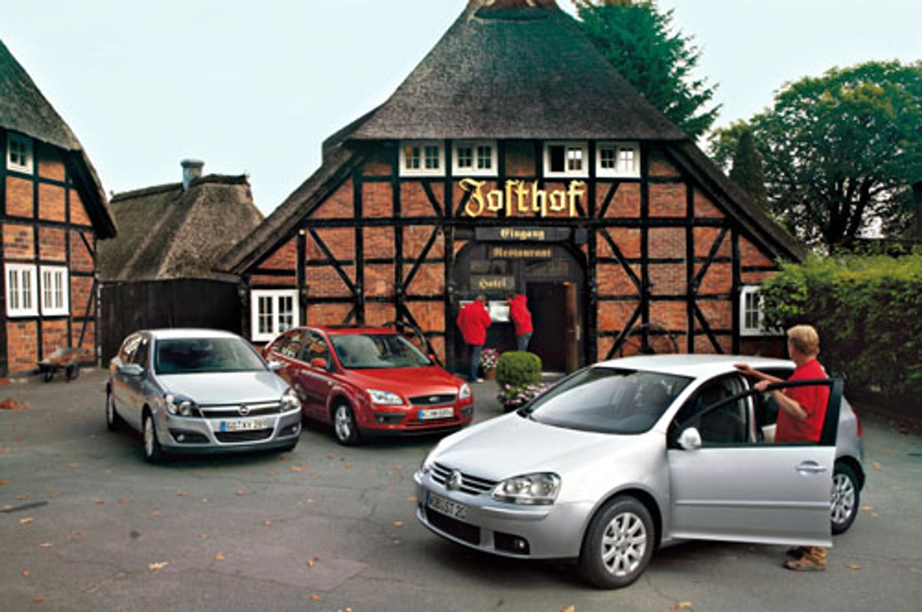 Opel Astra, VW Golf, Ford Focus - Czy to grzech być słabym i ubogim?