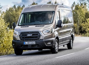 Ford Transit po modernizacji – inny wygląd i "miękka hybryda"