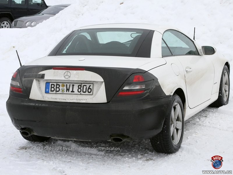 Zdjęcia szpiegowskie: odmłodzony Mercedes-Benz SLK