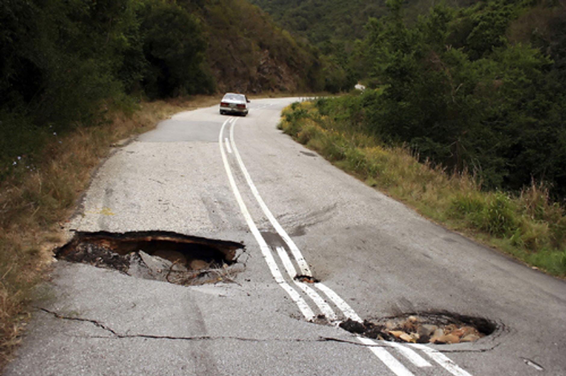 Dziurawa droga?  Niech płacą! Wyjaśniamy kto zapłaci za uszkodzenia na dziurawej drodze