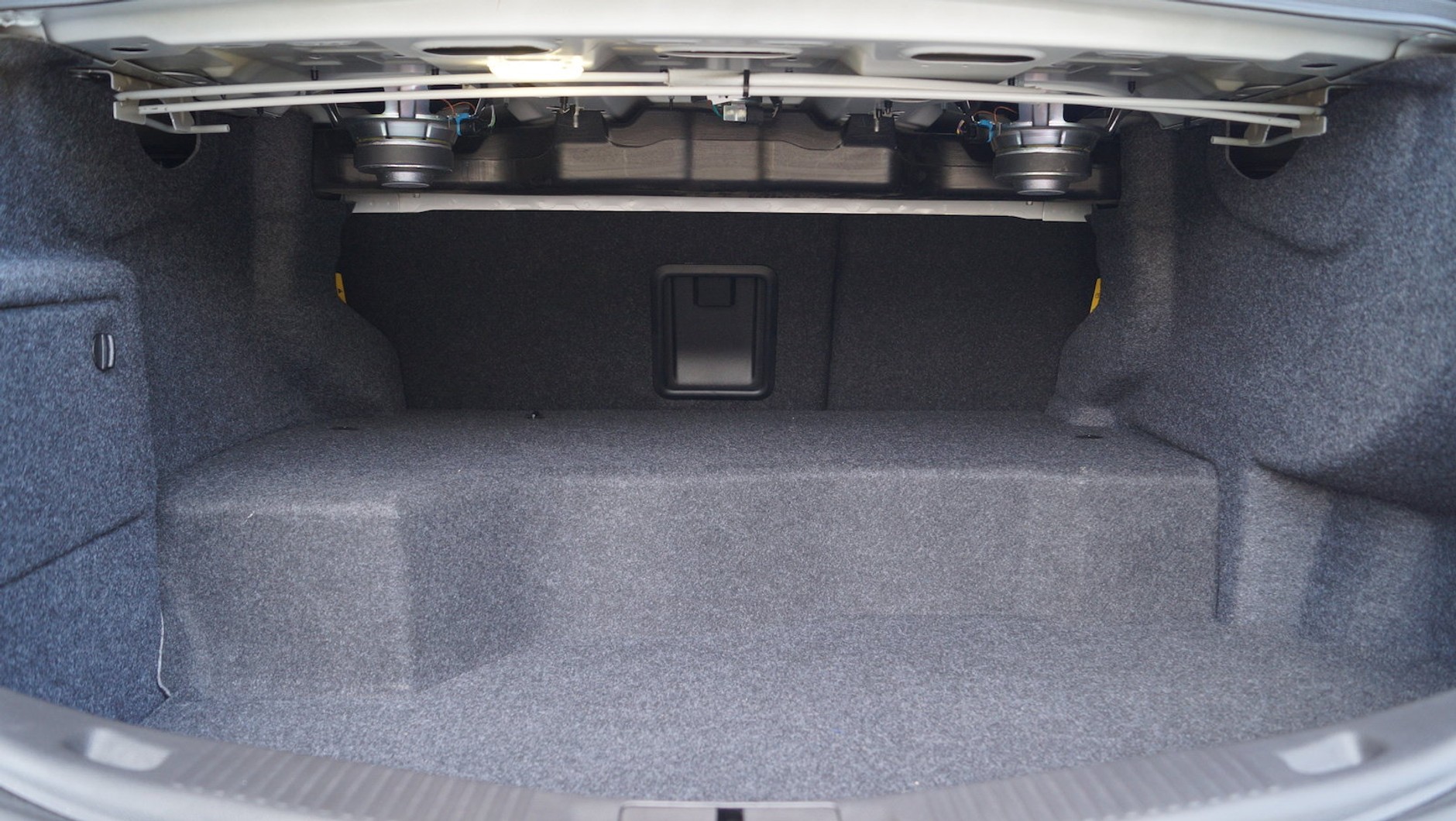 Bagażnik Mondeo Hybrid nie jest wzorem funkcjonalności.
