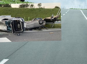 Laweta uderzyła w bariery na A4. Samochody kompletnie zniszczone
